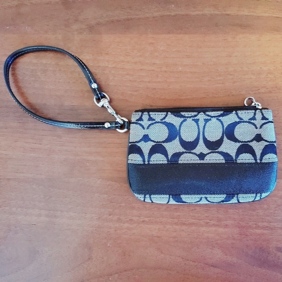 Authentic Coach Wristlet👛 - Picture 1 of 4